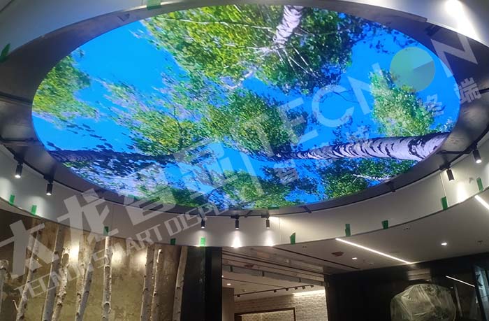 北京国贸始祖鸟店：天花板上的圆形 LED 屏，重新定义空间美学