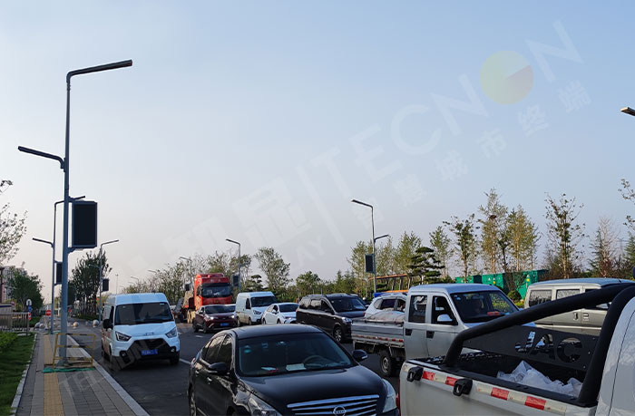 青岛即墨世家路智慧LED灯杆屏应用案例.jpg