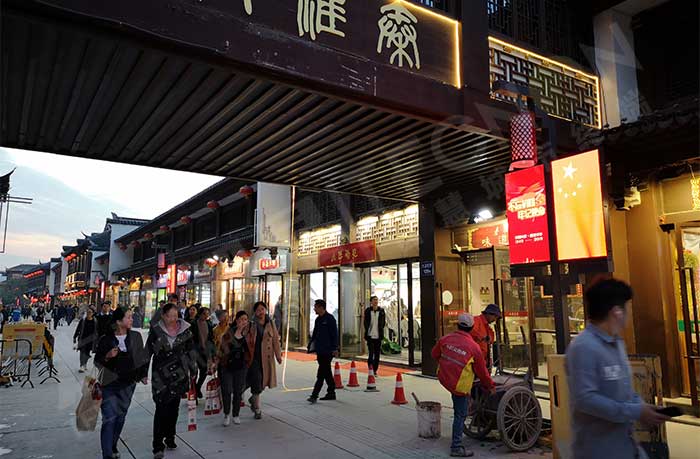 南京夫子庙景区傍晚的LED灯杆屏.jpg