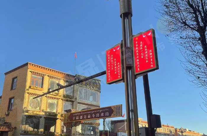 千户藏寨的一杆两块LED灯杆屏.jpg